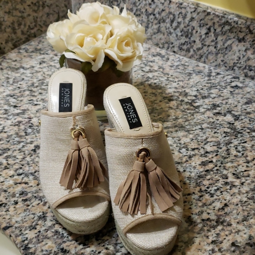Gorgeous like new cream wedges with hints of gold!